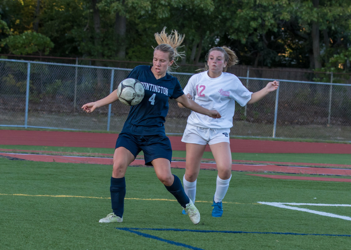 Nicole Abbondandelo controls the ball for Huntington. 