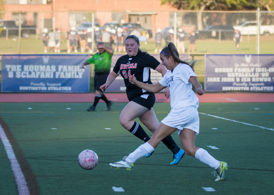 Marissa Stafford goes one on one. (Mike Connell photo.)