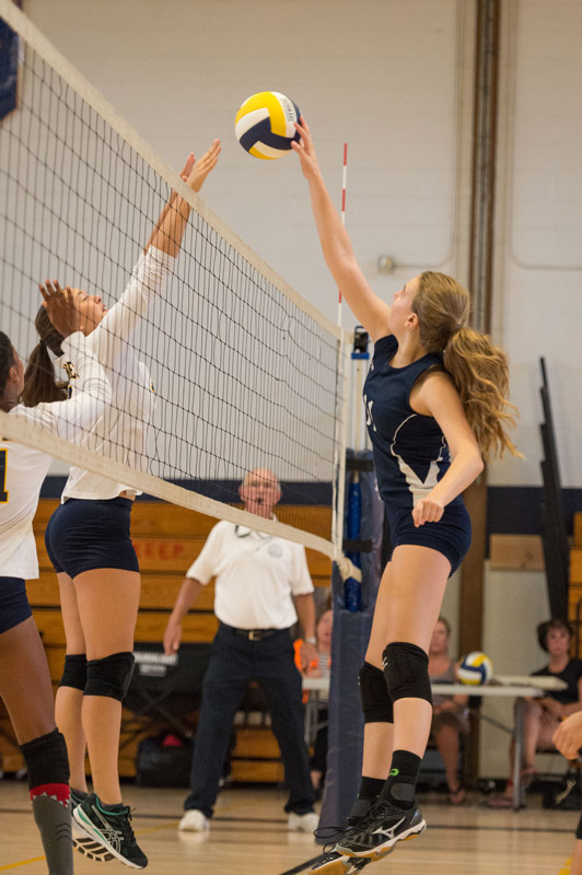Madelyn Reed at the net for Huntington. (Darin Reed photo.)