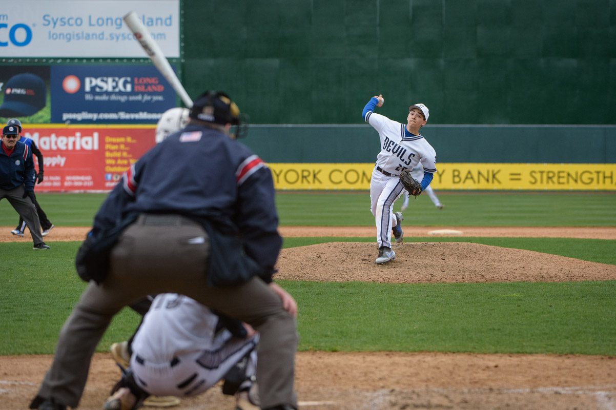 Kyle Colleluori on the mound for Huntington. (Darin Reed photo)