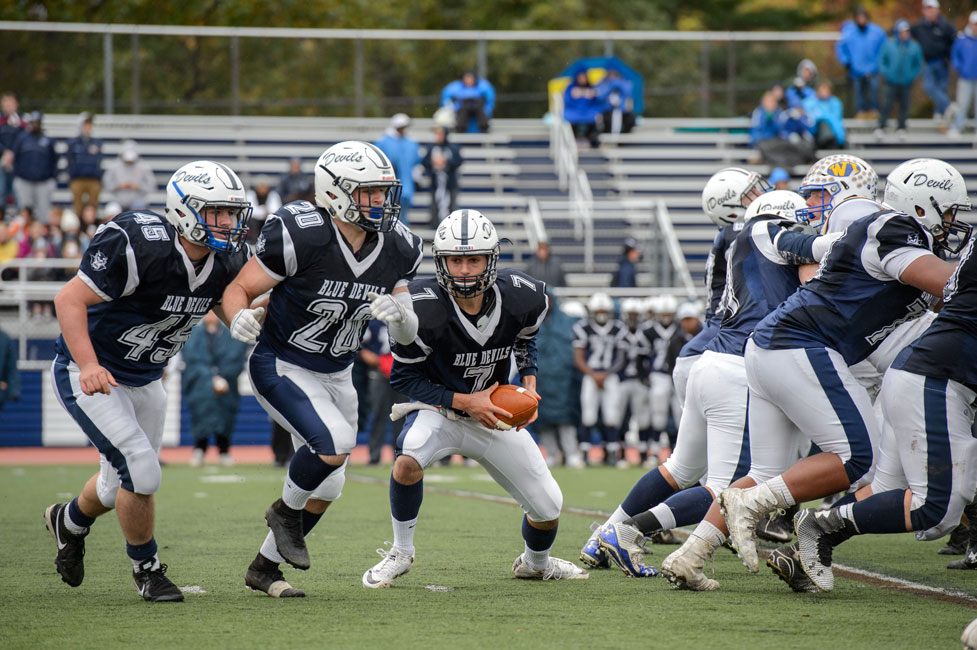 Huntington quarterback John Paci has the ball. (Darin Reed photo.)