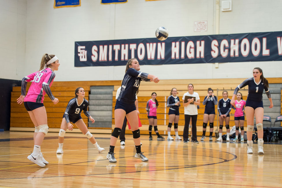 Caroline Lenze makes the play for Huntington. (Darin Reed photo.)