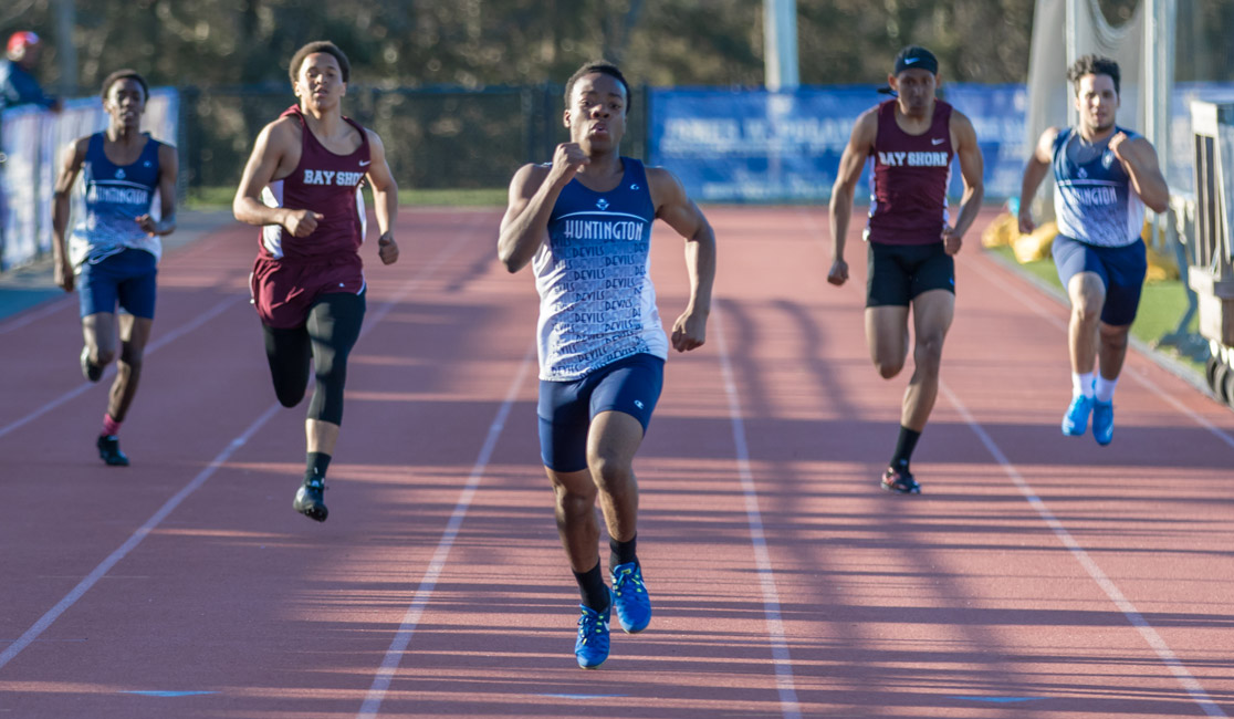 Nasir Youngblood (center) sprints to the finish line. (Mike Connell photo.)