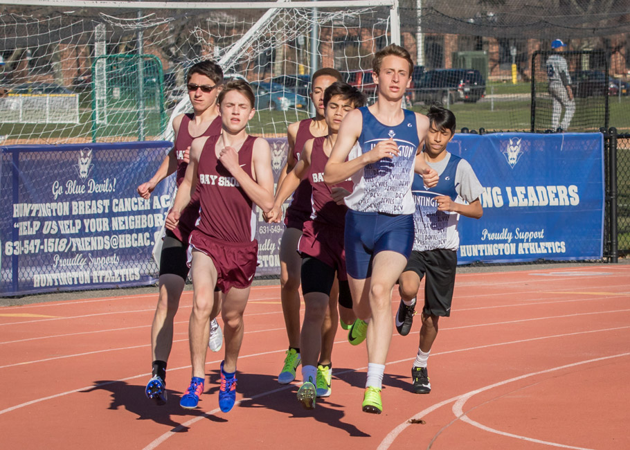 Justin Stevens leads the pack for Huntington. (Mike Connell photo.)