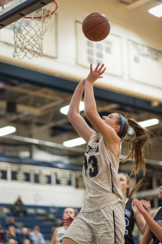 Huntington sophomore Abby Maichin goes to the basket. (Darin Reed photo.)