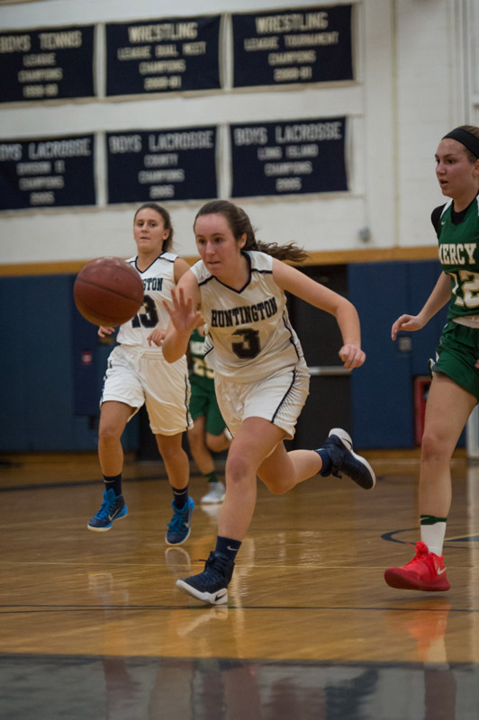 Paige Lennon starts a fastbreak for Huntington. (Darin Reed photo.)