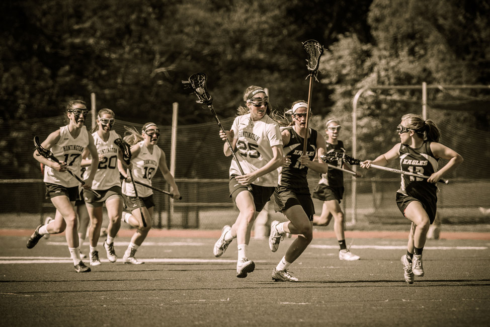 Huntington 2015 alum Samantha Lynch races downfield. (Darin Reed photo.)