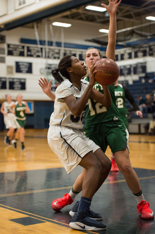 Nicole Leslie with the ball for Huntington. (Darin Reed photo.)