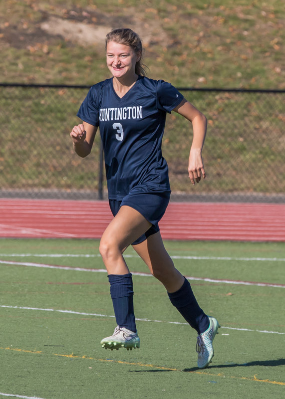 plaNiamh Condon in action for the Blue Devil soccer team. (Mike Connell photo ce