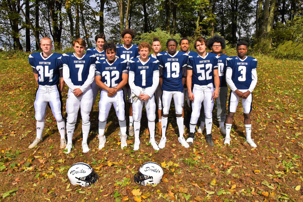 The Huntington football team's seniors in 2018.