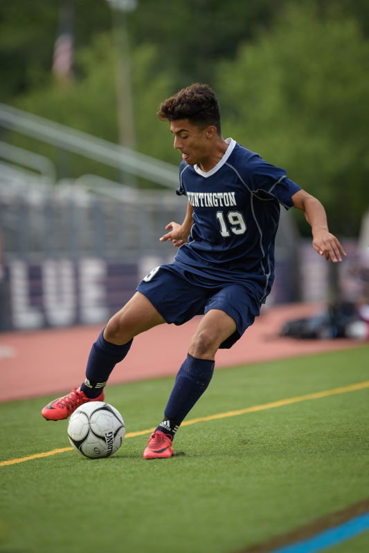 Carlos Reyes with the ball for Huntington. (Darin Reed photo.)