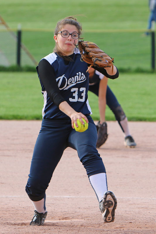 Huntington softball pitcher Maya DelGiudice. (Mike Connell photo.)