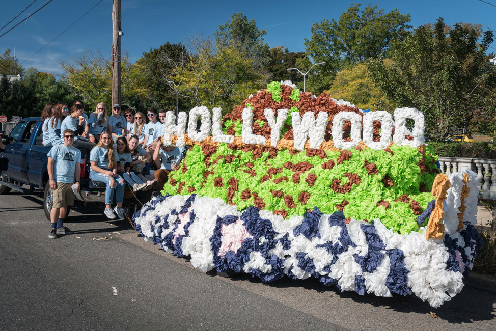 Huntington's Class of 2018 won last fall's float competition. (Darin Reed photo.)