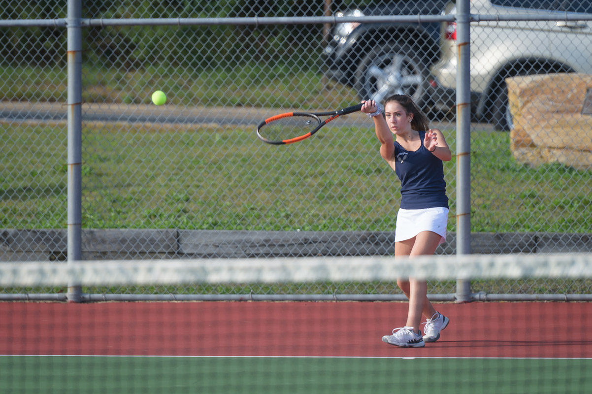 Alexa Helburn plays on the Huntington varsity girls' tennis team. (Dari Reed photo