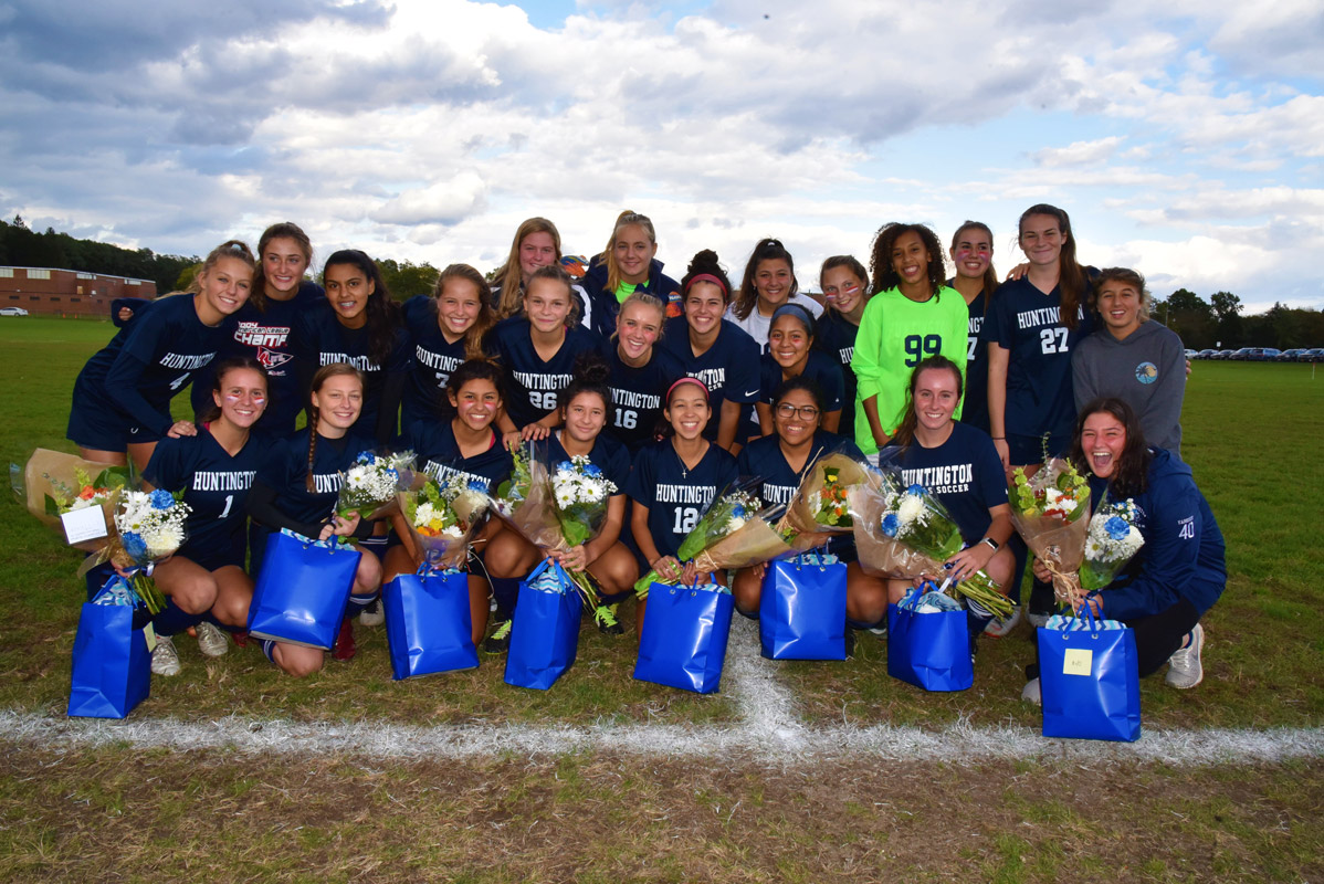 The 2018 Huntington varsity girls' soccer team.