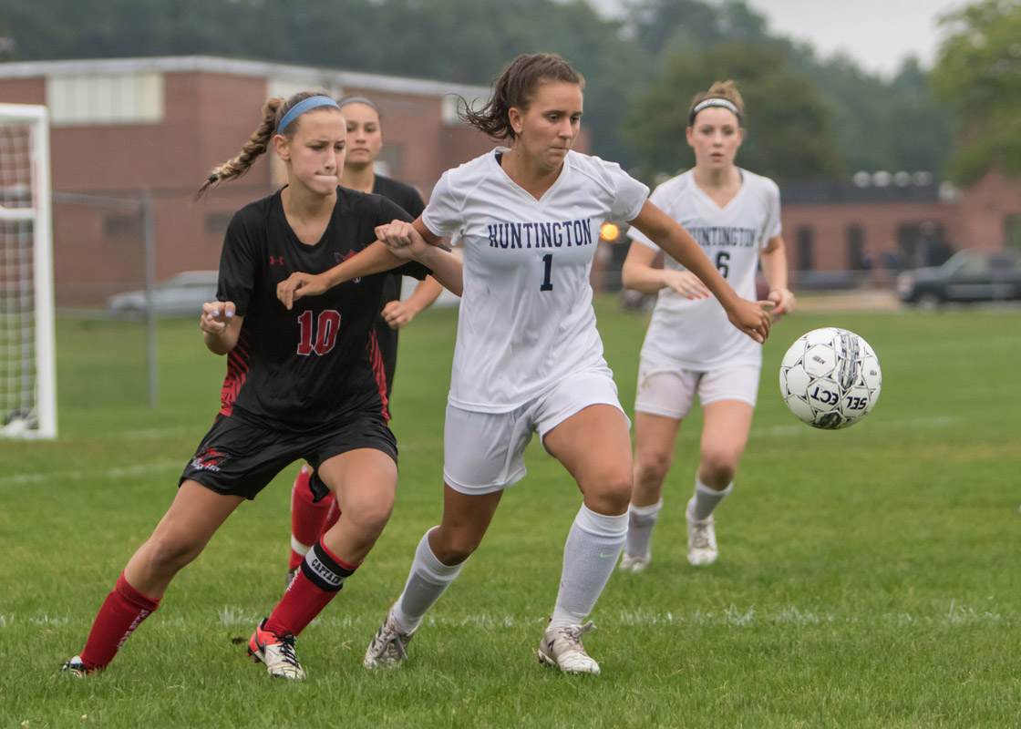 Alyssa Sorensen battles for the ball. (Mike Connell photo.)