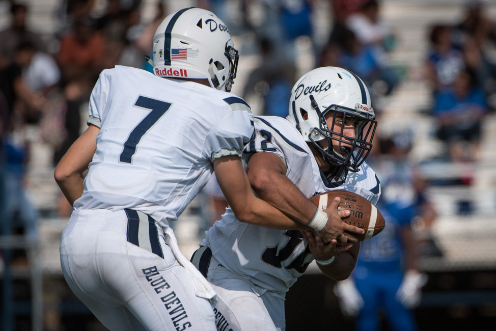 Quarterback John Paci gives the ball to Sebastian Abreu. (Darin Reed photo.)