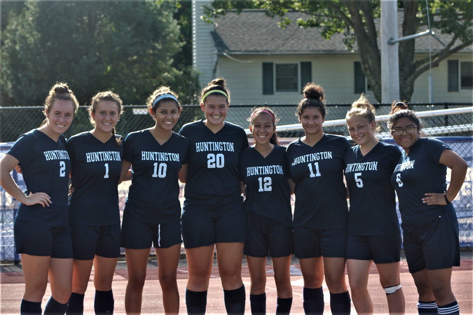 Natalie Gonzalez (No. 12) with fellow Huntington girls' soccer players. (Andy Ulloa photo.)