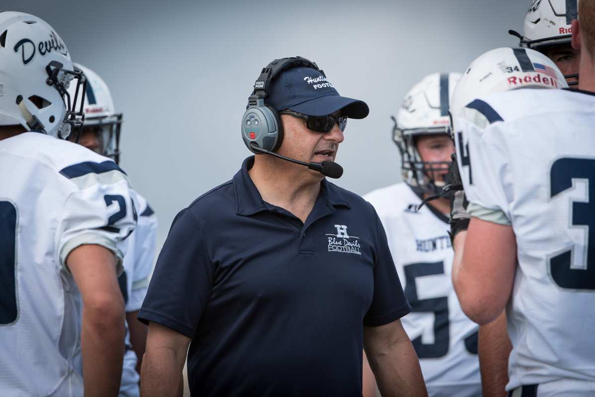 Huntington head coach Steve Muller fires up his troops. (Darin Reed photo.)