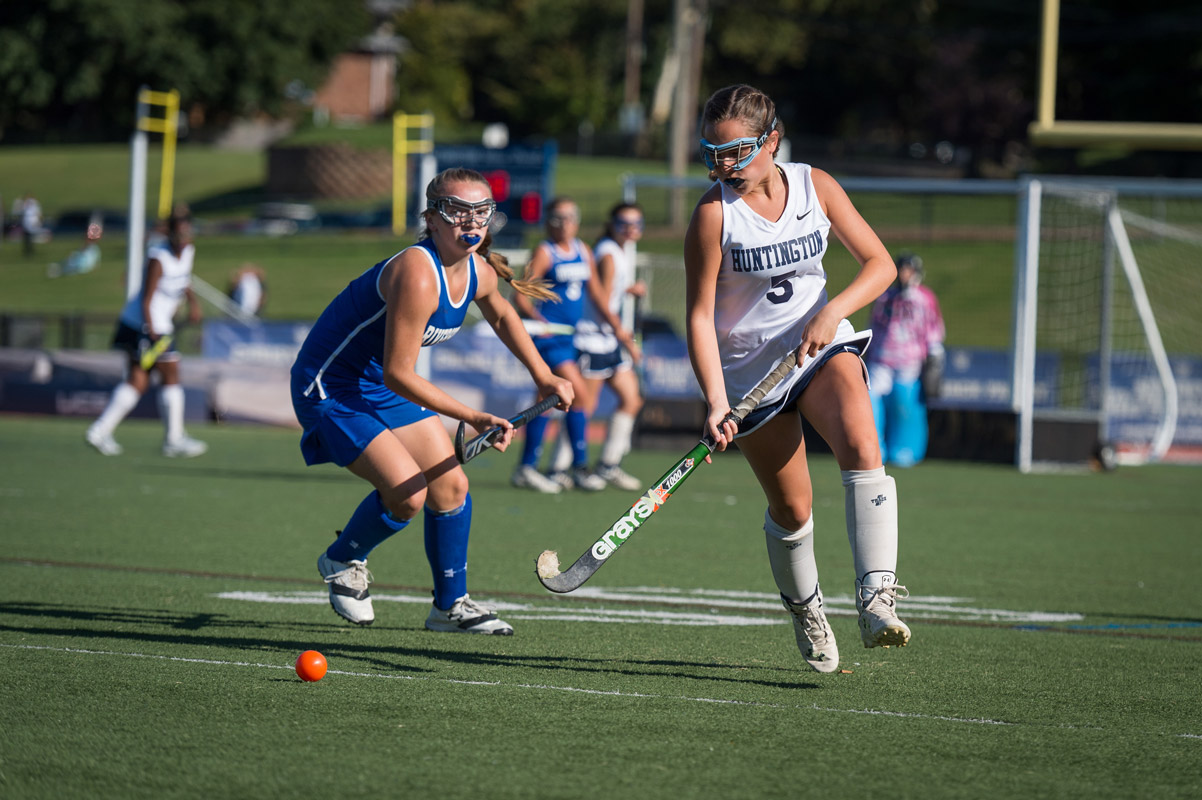 Brooke Goldsmith has the ball for the Huntington field hockey team. (Darin Reed photo)