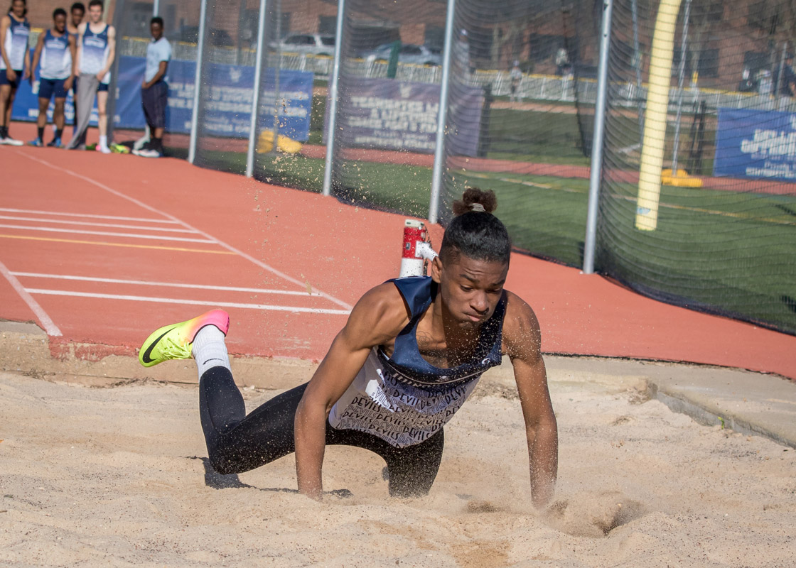 Jonathan Smith lands in the sand after another great jump. (Mike Connell photo.)