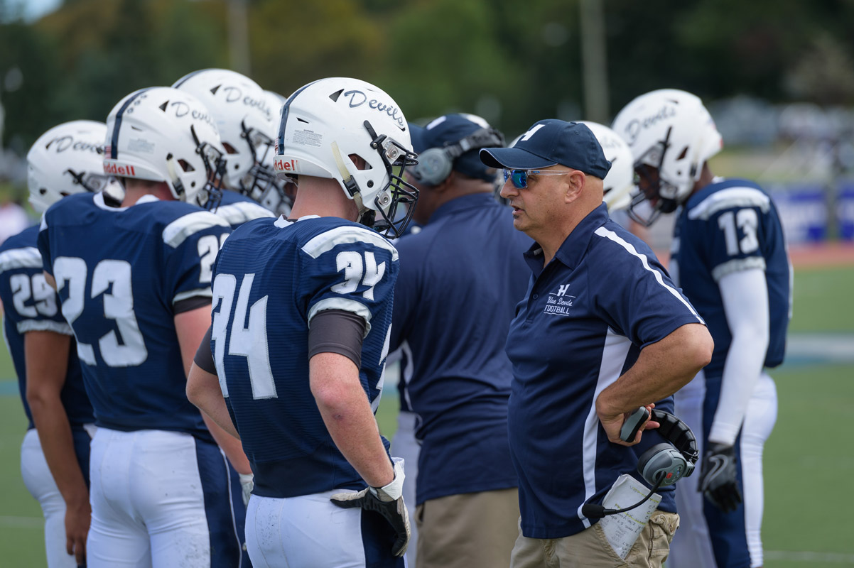 Huntington head coach speaks to his players during a timeout. (Darin Reed photo.)
