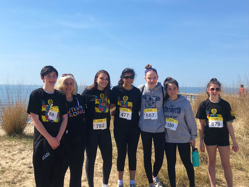 Finley Honor Society advisor Amy Hughes (second from left) with members who mobilized for a good cause early last Sunday morning.