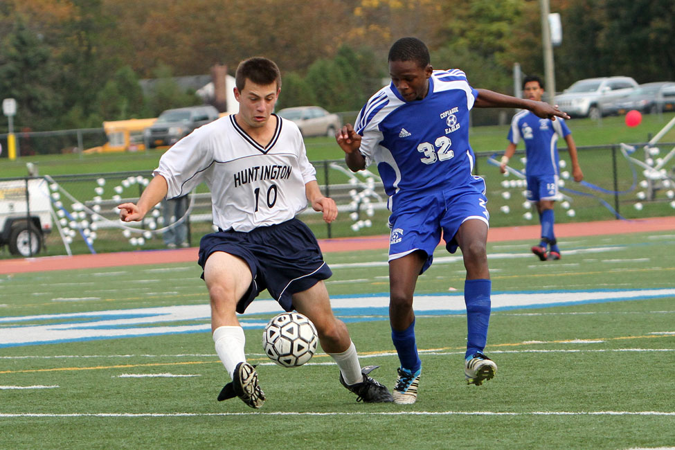 Jeremy Gelb (No. 10) with the ball for Huntington.
