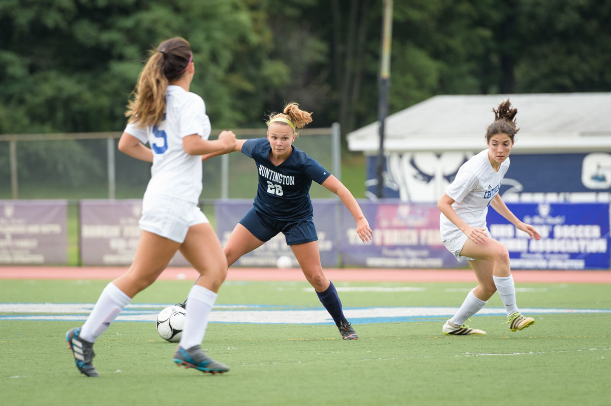Teddi Carnesi (center) can do it all on the field. (Darin Reed photo.)