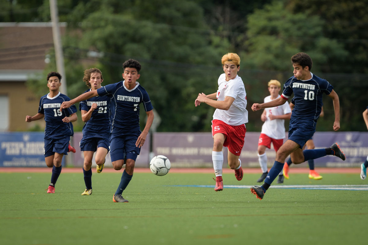 Cristian Garay Araujo (No. 7) chases after the ball for Huntington. (Darin Reed photo.)