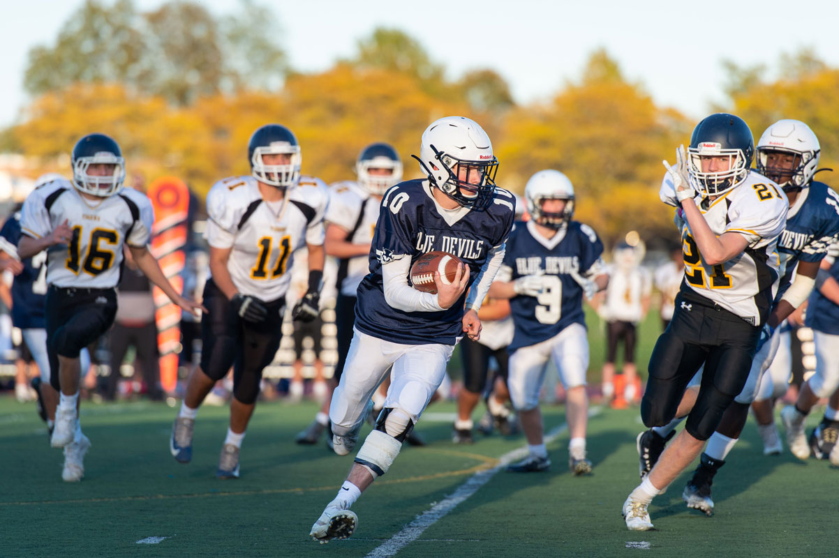 Huntington's junior varsity football team finished its season with a 6-1-1 record. (Darin Reed photo)