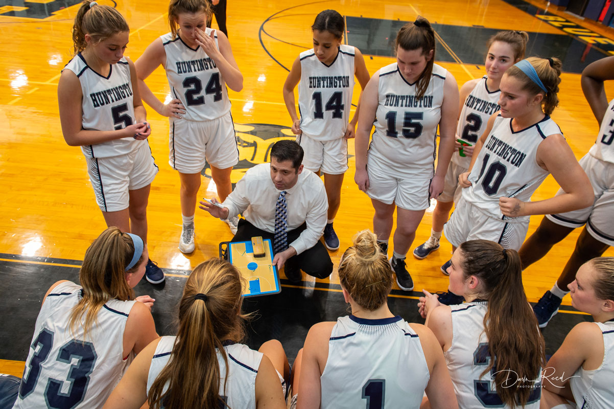 Huntington head coach Mike Kaplan exhorts his team during a timeout. (Darin Reed photo.)