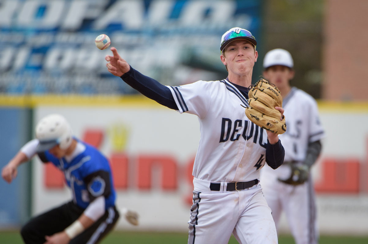 Justin Italiano makes the play for Huntington. (Darin Reed photo.)