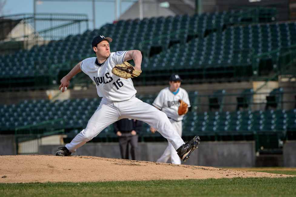 Andrew Napurano on the mound for Huntington. (Darin Reed photo.)