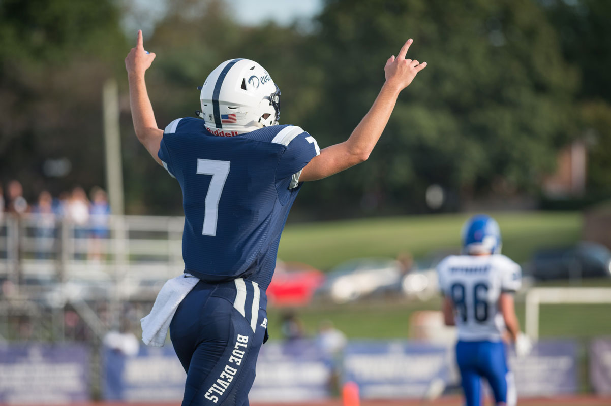 Quarterback JP Paci celebrates a Huntington touchdown. (Darin Reed photo.)
