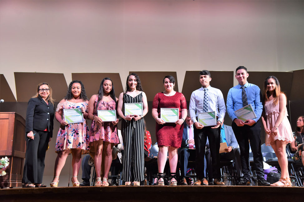Rosario Lorenzana with 2019's United Amigos club scholarship recipients.  