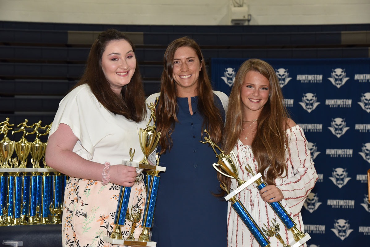 Huntington volleyball coach Lauren Visbal with Shaye O'Beirne and Caroline Lenze.