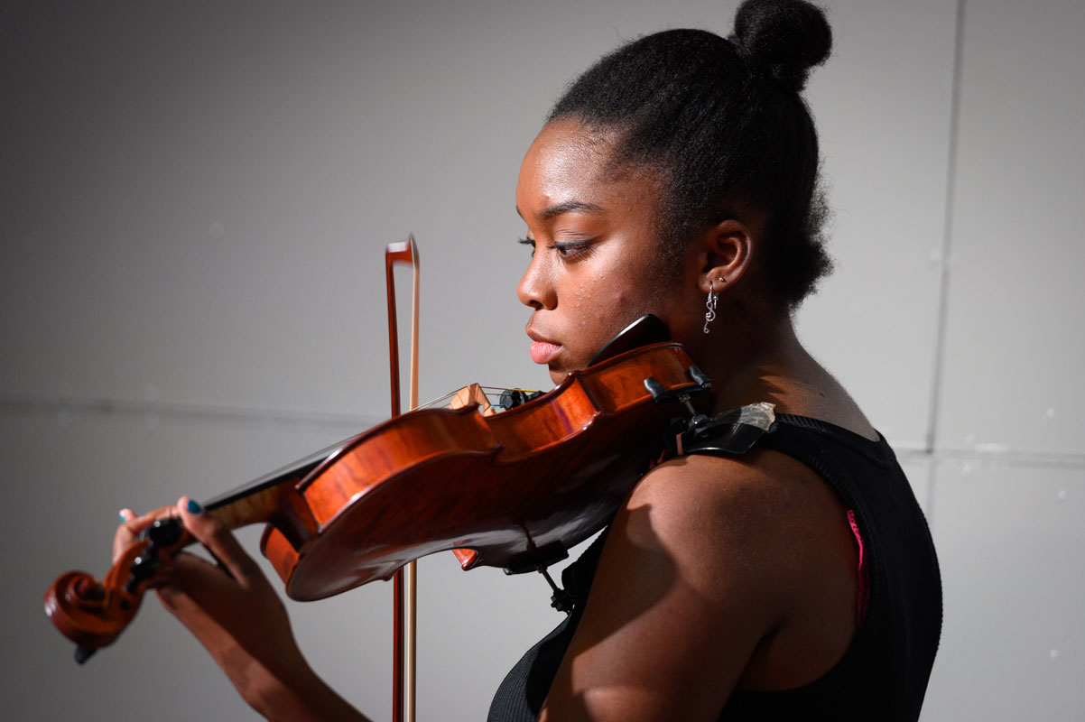 Arielle Harvey performed a Mozart selection on violin at the senior showcase recital. (Darin Reed photo.)