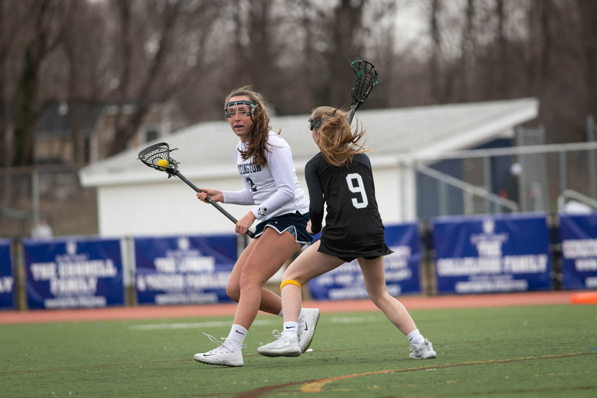 Paige Lennon (left) goes one on one for Huntington. (Darin Reed photo.)