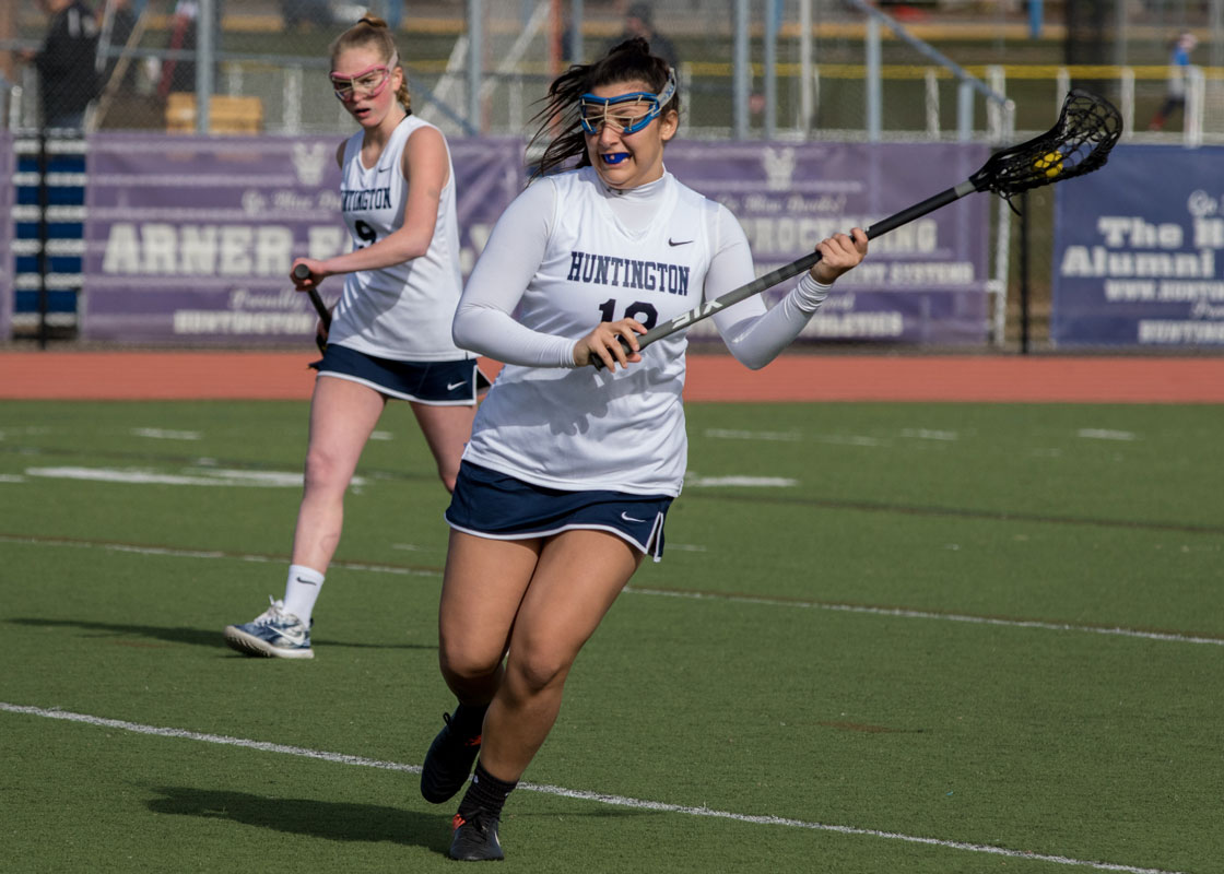 Lena Annunziata has the ball for Huntington. (Mike Connell photo.)