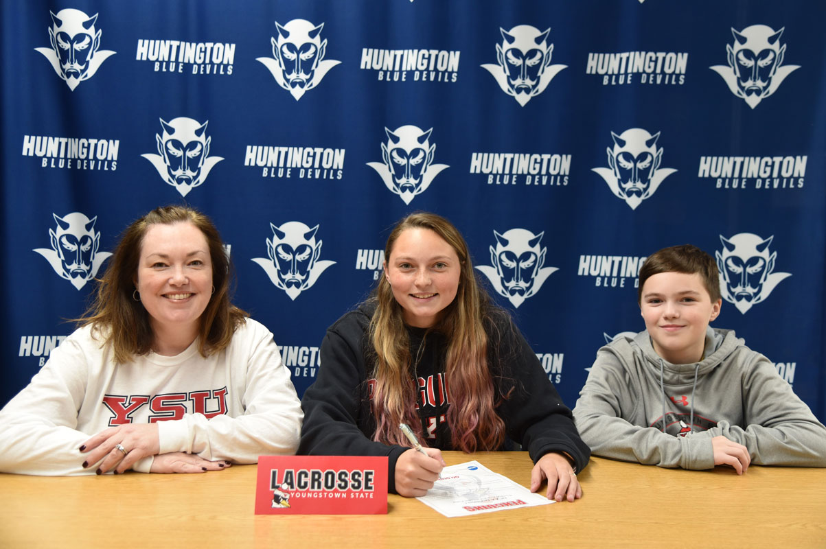 Caroline Hartough with her mom, Kim and brother, James on NCAA Division I signing day 