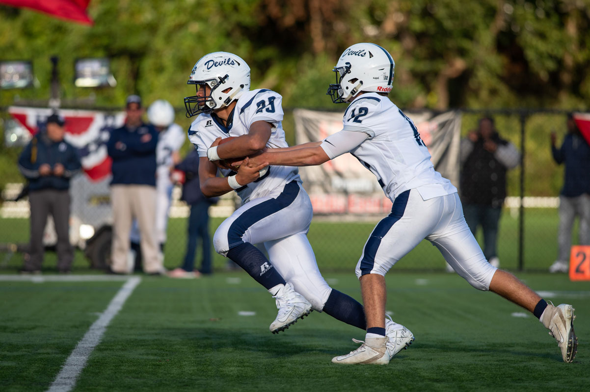 Huntington senior Lex Colato takes the handoff from quarterback Torin Bograd. (Darin Reed photo.)