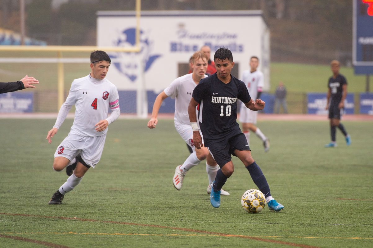 Huntington's Jasson Garay dodges East Islip with fancy footwork. (Darin Reed photo)