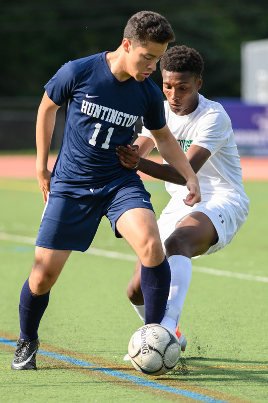 Junior Flores is one of Huntington's midfielders. (Darin Reed photo)