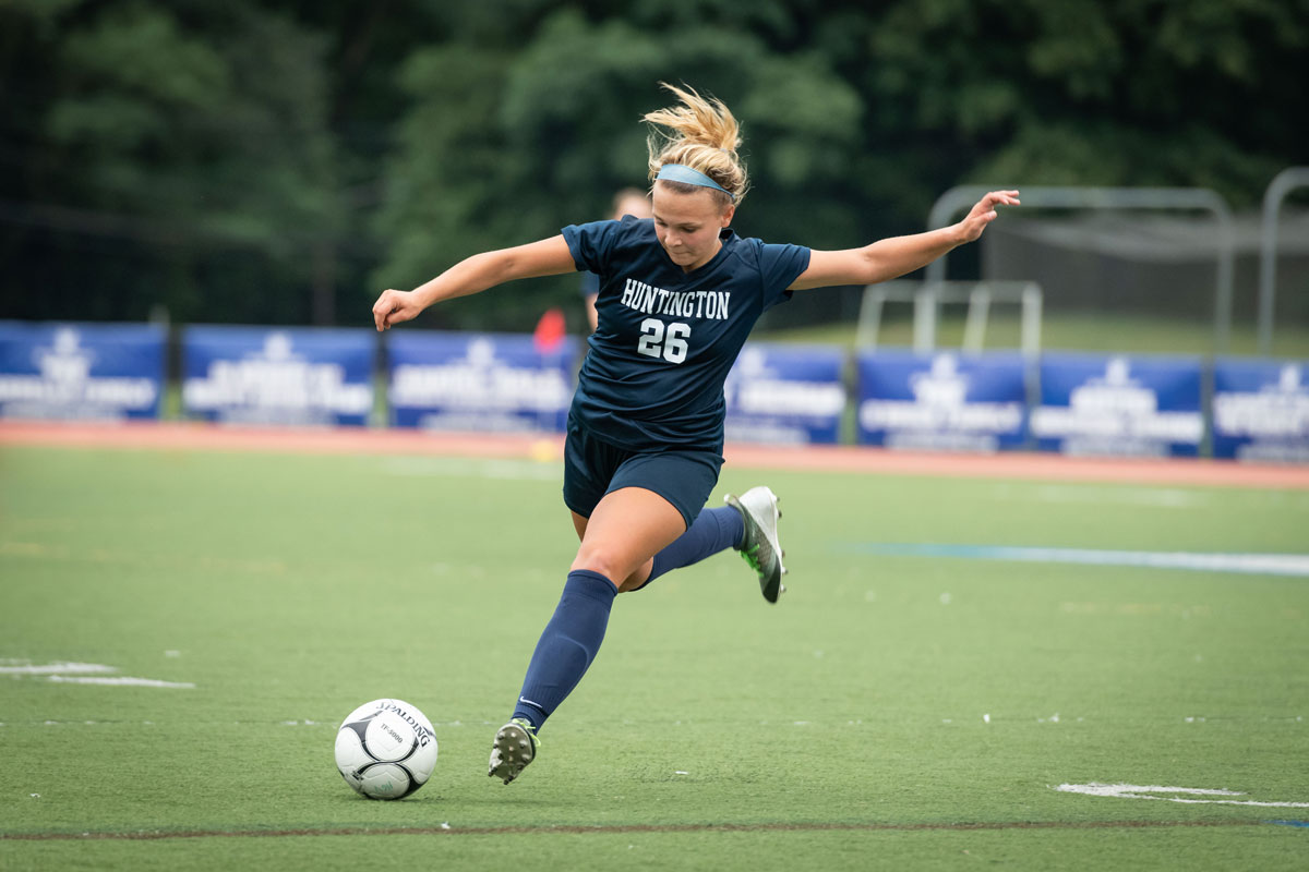 Huntington sophomore Teddi Carnesi in action for the Blue Devils. (Darin Reed photo)