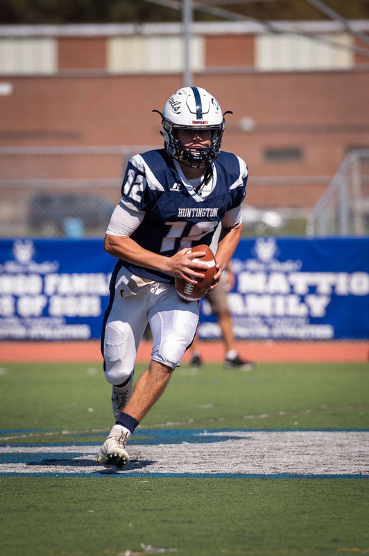 Huntington quarterback Torin Bograd rolls out. (Darin Reed photo.)