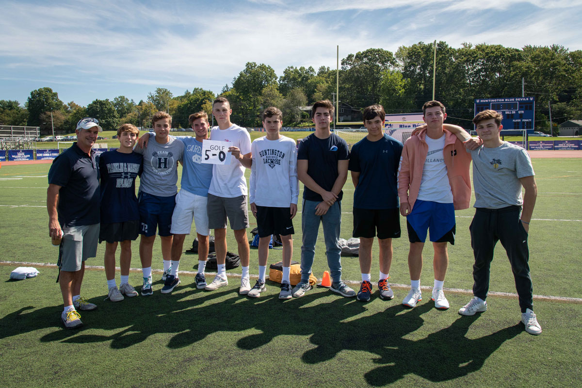 Coach Mike Marinello and the Huntington varsity golf team at the recent pep rally. (Darin Reed photo.)