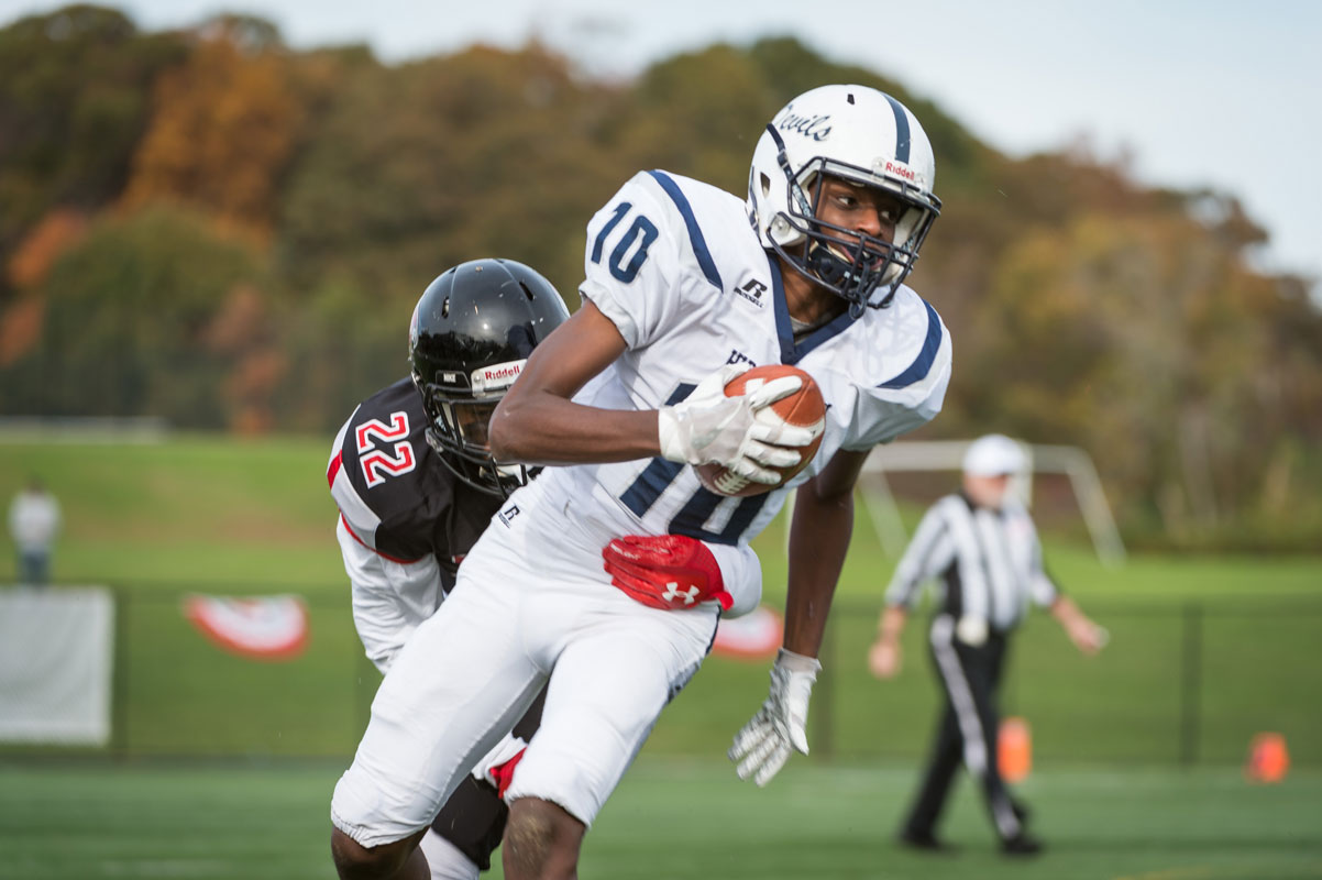 Jaylen Bush evades a tackler last fall. (Darin Reed photo.)