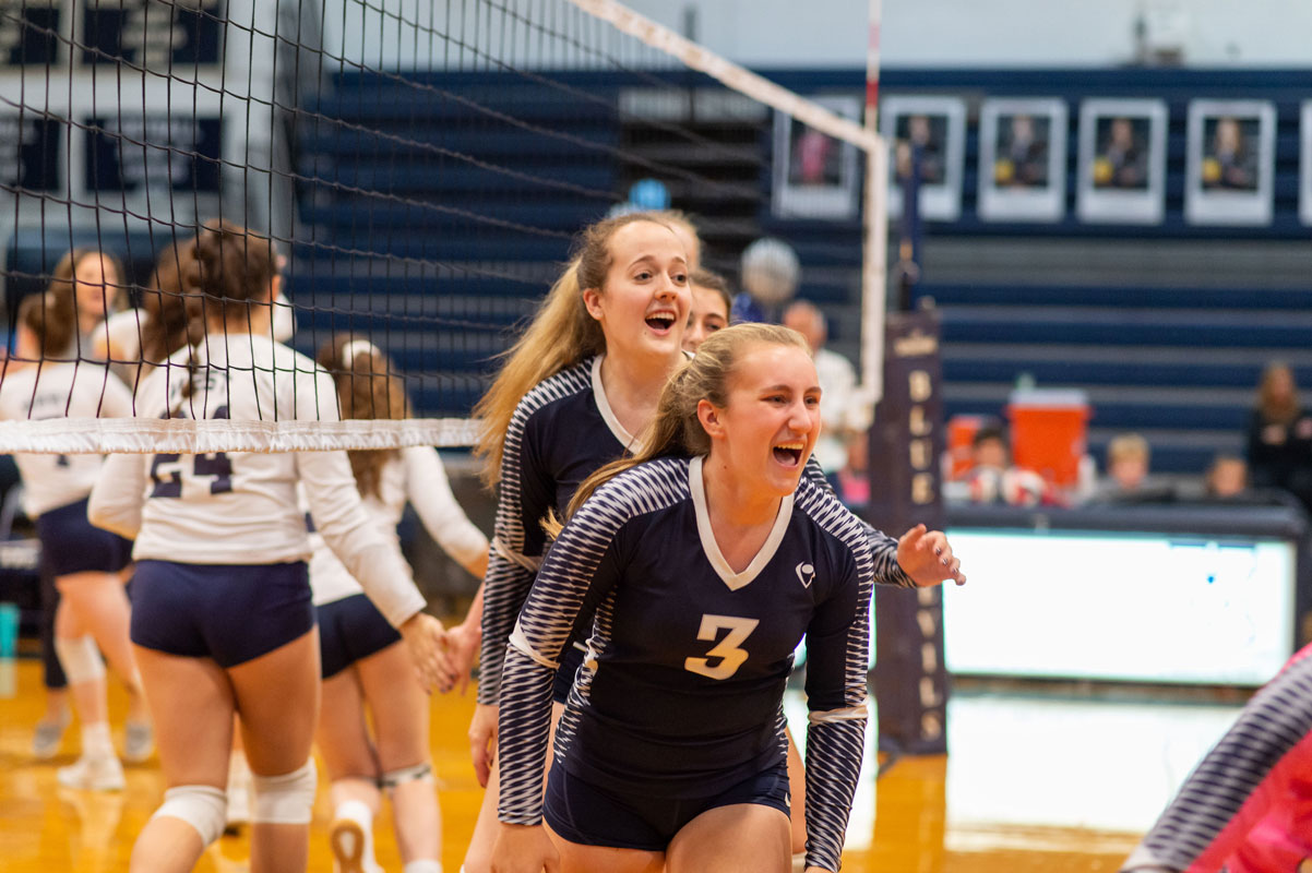 Peyton Kalb shouts encouragement to a volleyball teammate. (Darin Reed photo.)