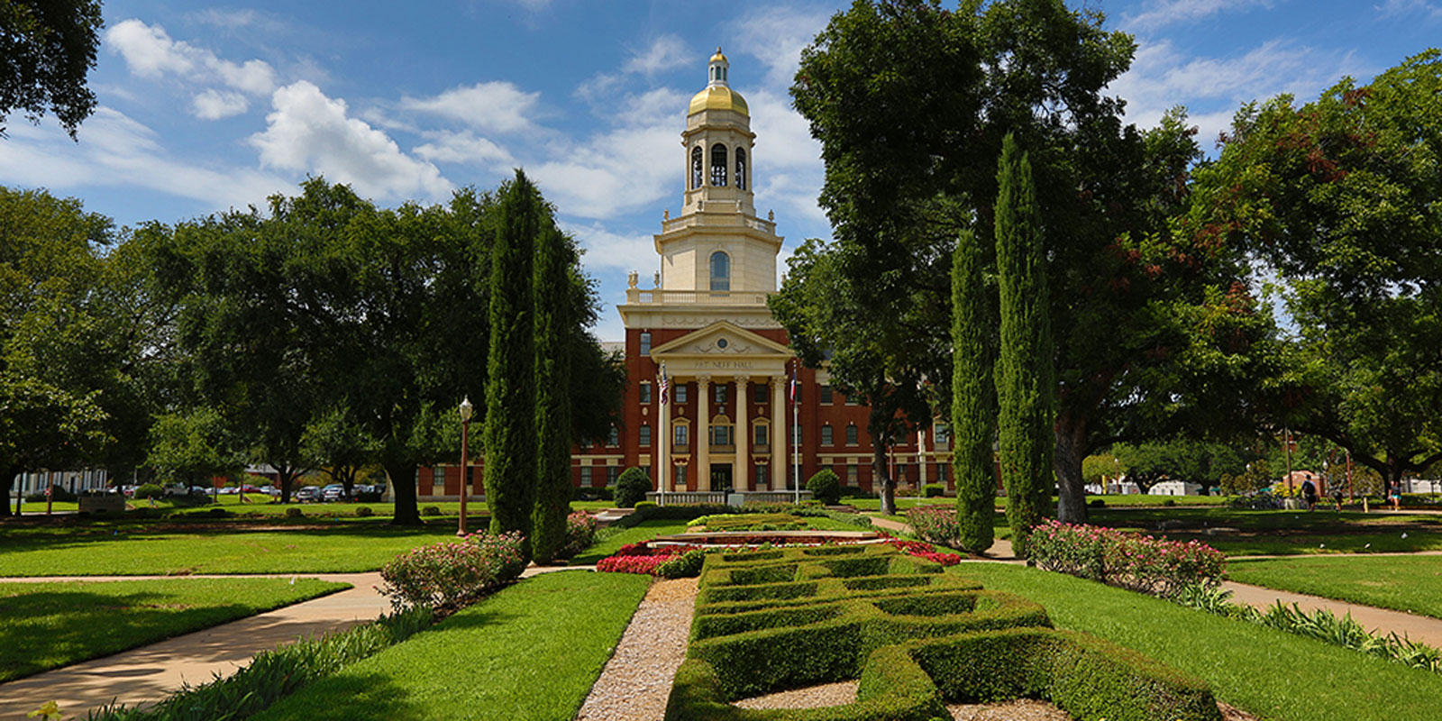 Baylor enrolls 16,000 students from all 50 states and 89 foreign countries.